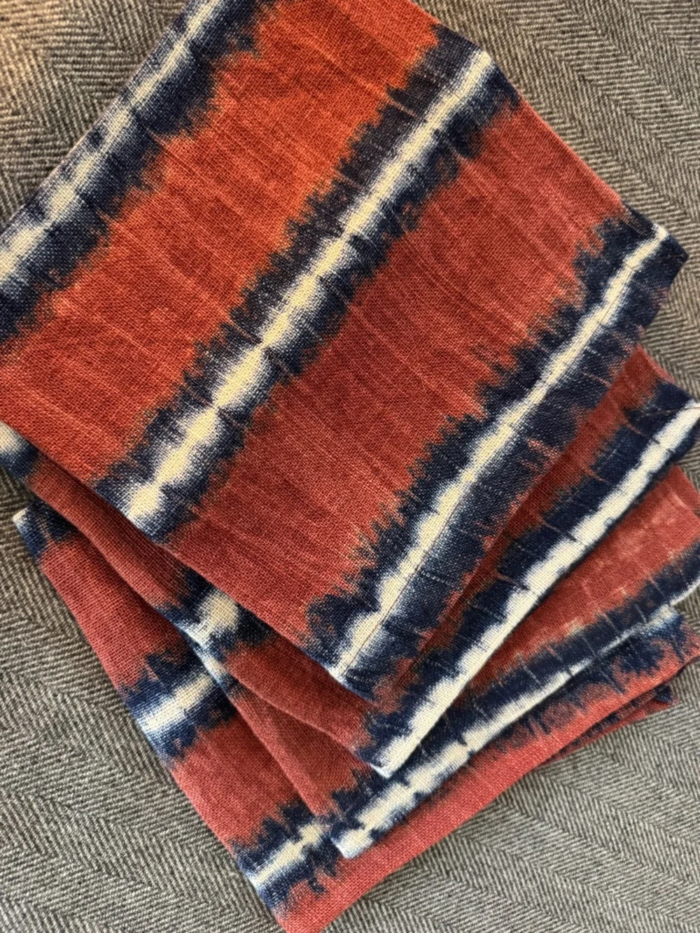 NWOT, ROOST, BEAUTIFUL, 100% LINEN SHIBORI NAPKINS IN RUST LINES S/4